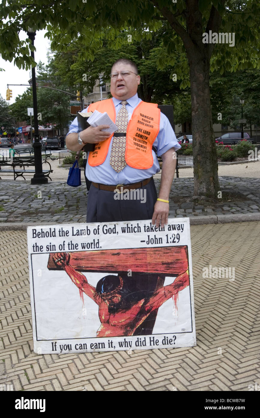 Prédicateur de rue injectant la peur de Dieu au bord d'un festival gay Pride à Park Slope, Brooklyn, NY Banque D'Images