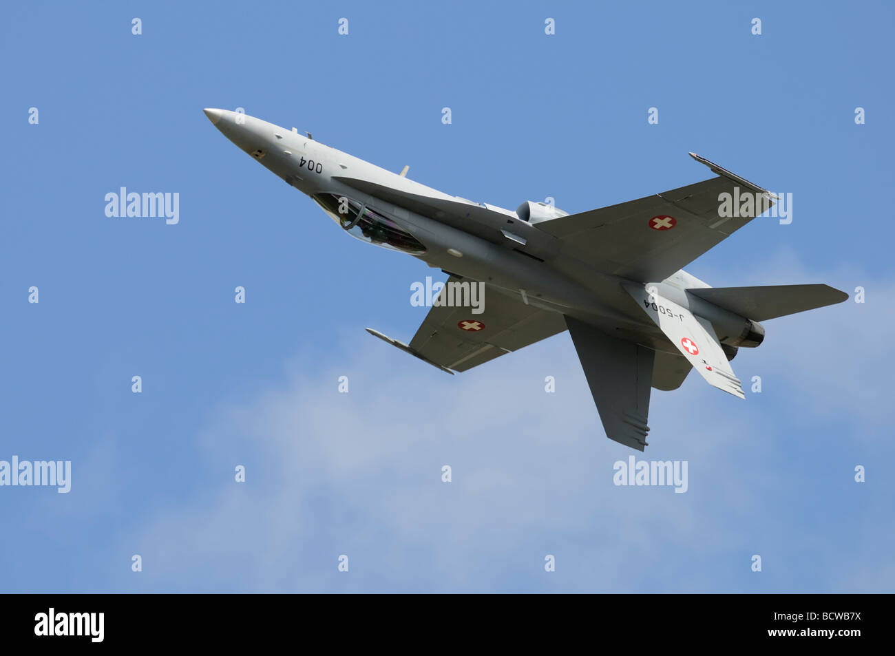 De l'Air suisse McDonnell Douglas F18 Hornet inversée durant son exposé au 2009 Royal International Air Tattoo RAF Fairford Banque D'Images