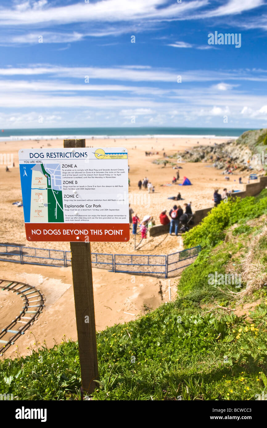 L'avis de restriction chien surplombant la plage Pavillon Bleu de Woolacombe Sands désignés dans le Nord du Devon Banque D'Images