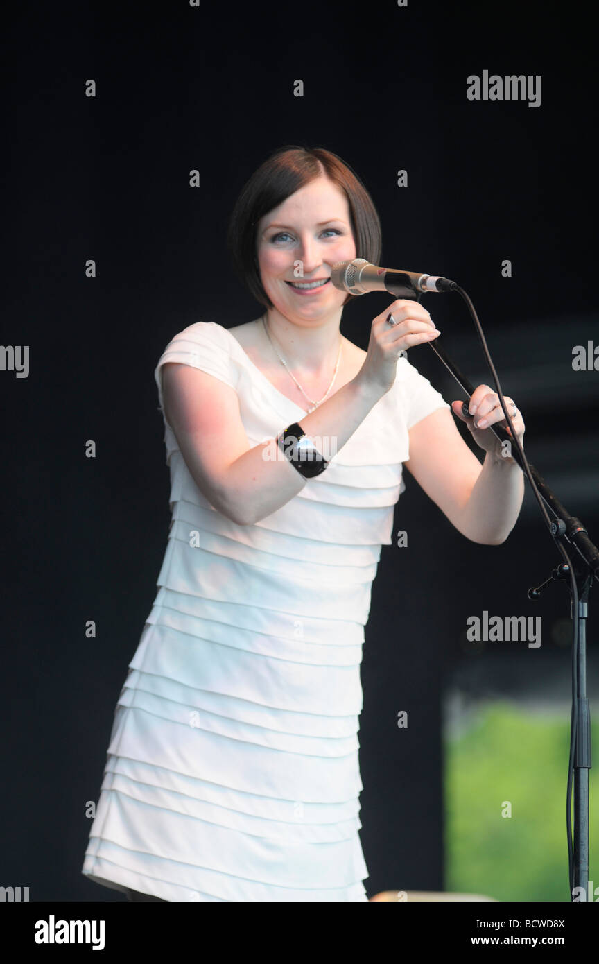La chanteuse de folk écossais Julie Fowlis joue sur la scène du rassemblement 2009 à Holyrood Park Edimbourg, Ecosse pour Homecoming Banque D'Images