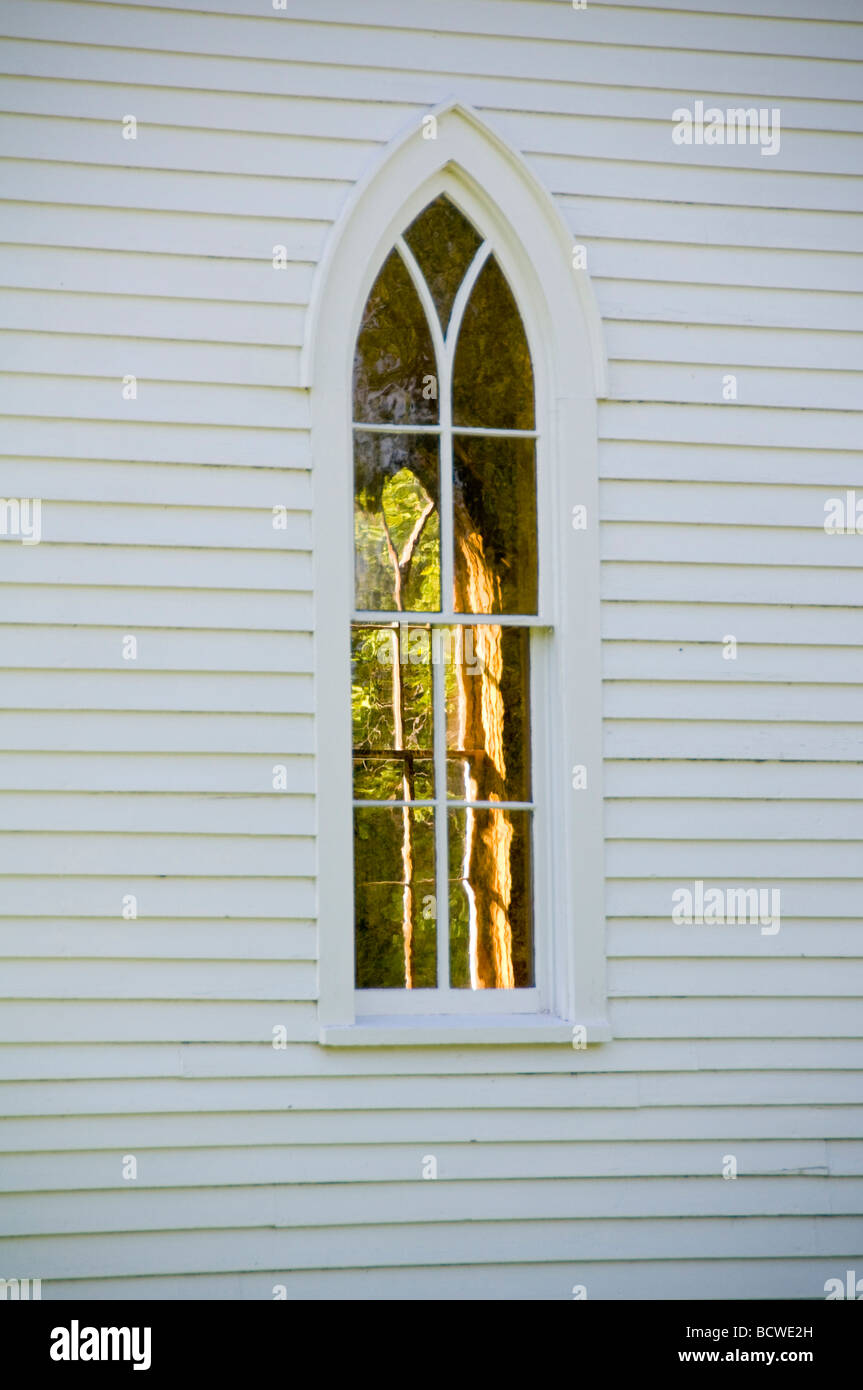 La fenêtre de l'église avec la réflexion, de l'Église des Prairies, Dakota du Nord, USA Banque D'Images