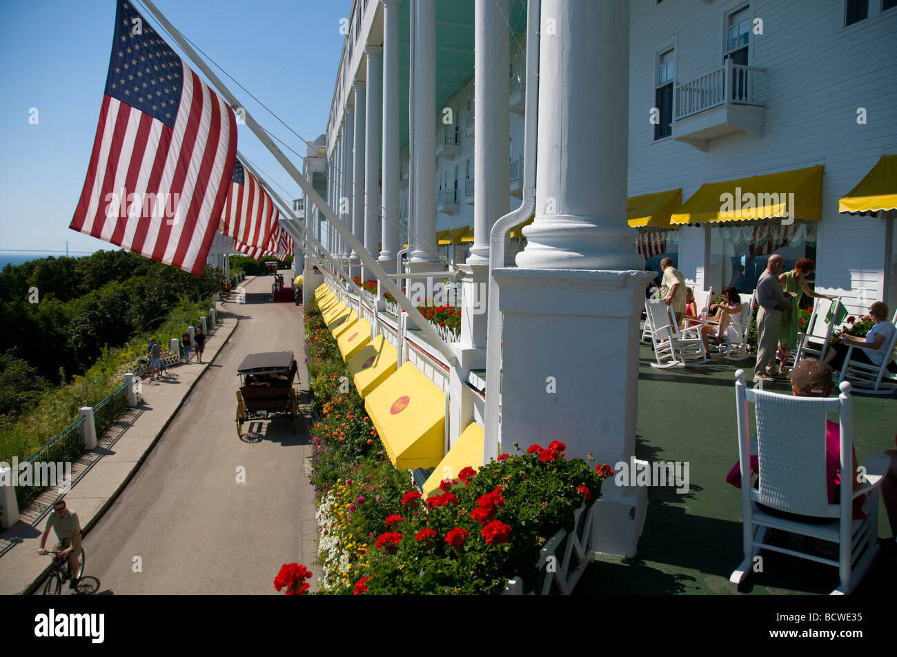 Drapeaux en face de l'hôtel, Grand Hôtel, l'île Mackinac, Michigan, USA Banque D'Images