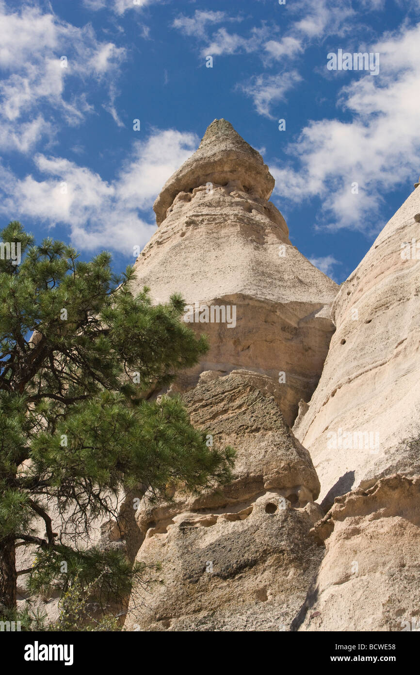 Low angle view of rock formations, Kasha-Katuwe Tent Rocks, New Mexico, USA Banque D'Images