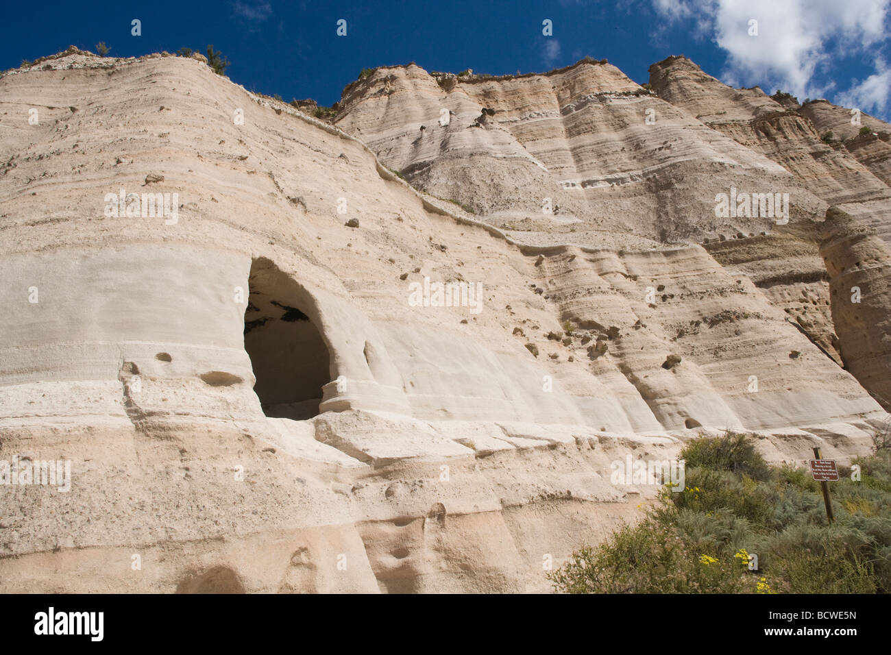 Low angle view of rock formations, Kasha-Katuwe Tent Rocks, New Mexico, USA Banque D'Images