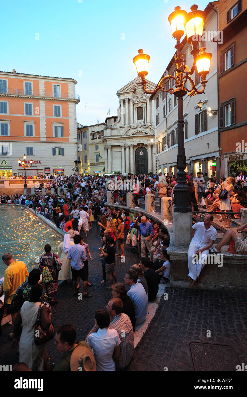 Europe Italie Rome Fontaine de Trevi dans la nuit les touristes se regroupent sur une chaude soirée d'été Banque D'Images