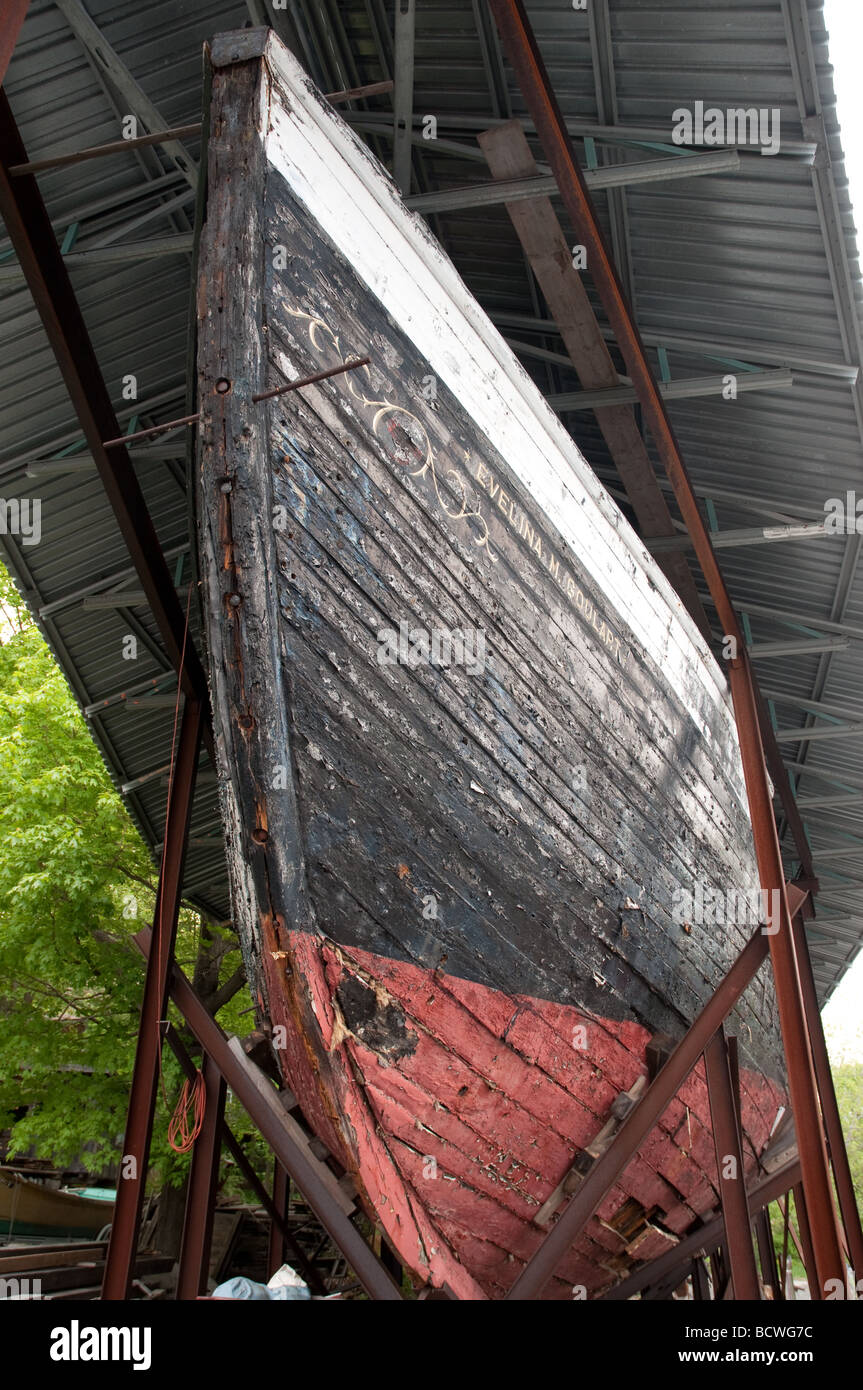 La pourriture coque d'un bateau de pêche au 19e siècle le Musée de la construction navale, Essex Essex, Massachusetts Banque D'Images