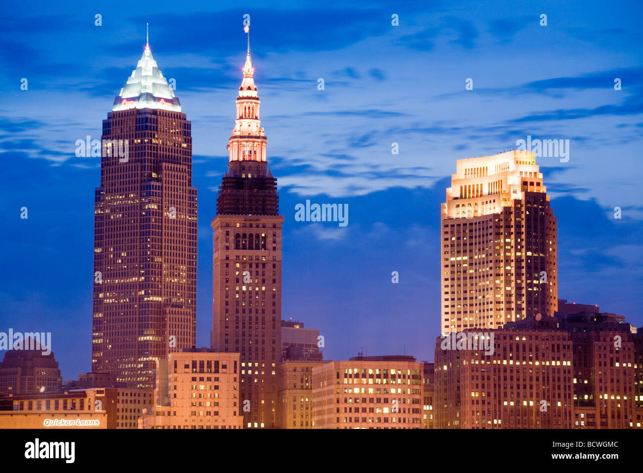 La tombée de la skyline de centre-ville de Cleveland en Ohio Banque D'Images