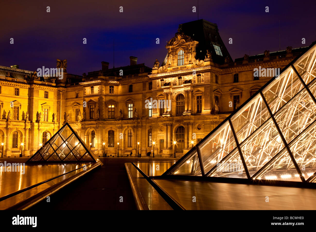 Crépuscule dans la cour du Musée du Louvre, Paris, France Banque D'Images