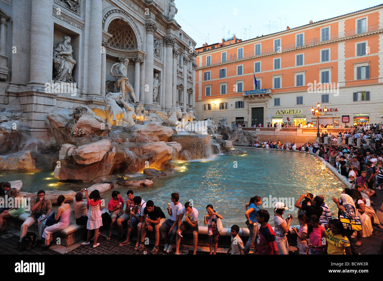 Europe Italie Rome Fontaine de Trevi dans la nuit les touristes se regroupent sur une chaude soirée d'été Banque D'Images