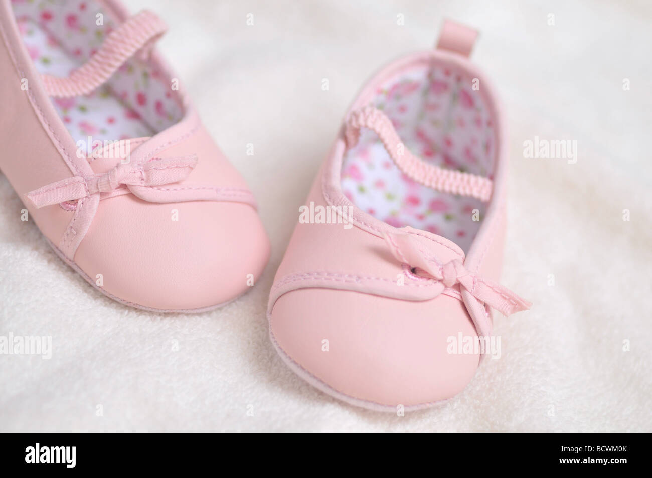 Adorable baby girl pink booties Banque D'Images