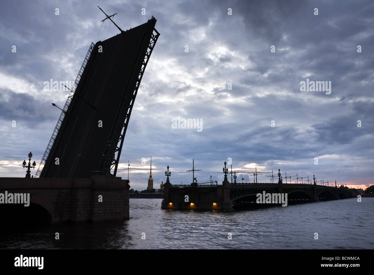 Pont Kamennoostrovsky nuits blanches, à Saint-Pétersbourg, Russie Banque D'Images