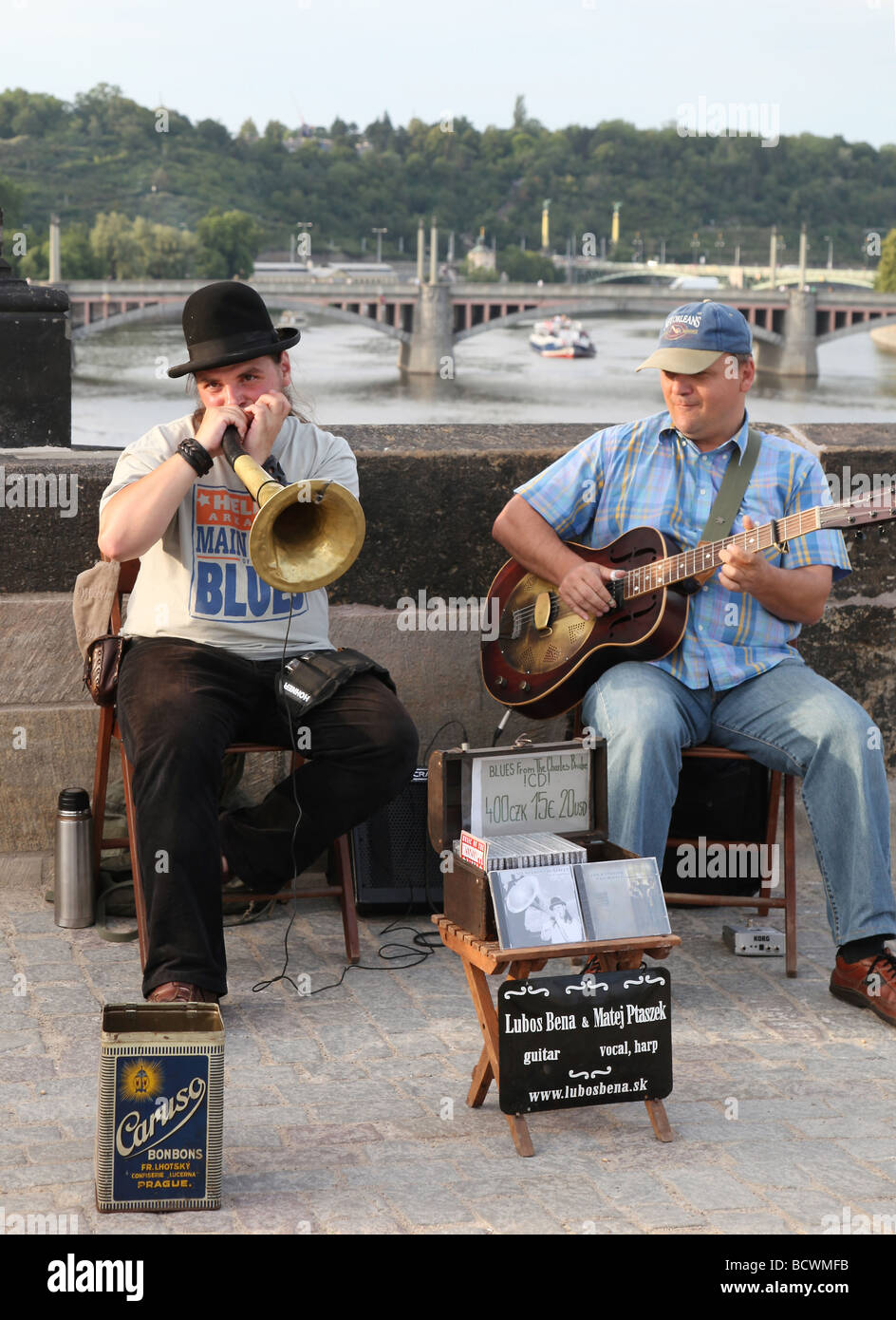 Lubos Bena et Matej Ptaszek busk sur le pont Charles à Prague, capitale de la République tchèque Banque D'Images
