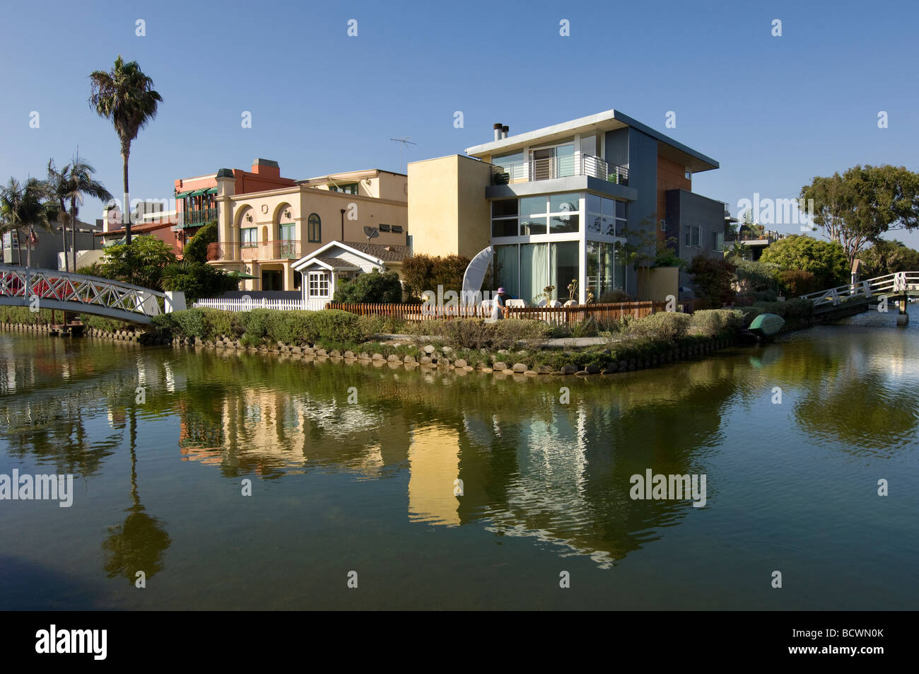 Canal le long de maisons Banque D'Images