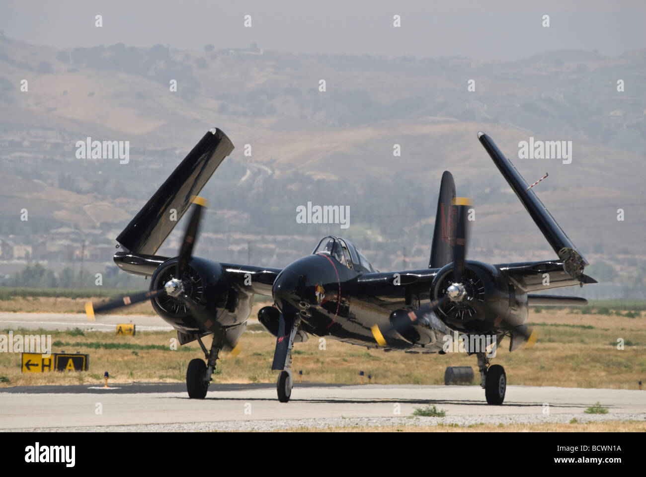 Un Grumman Tigercat Les taxis sur la piste avec ses ailes repliées Banque D'Images