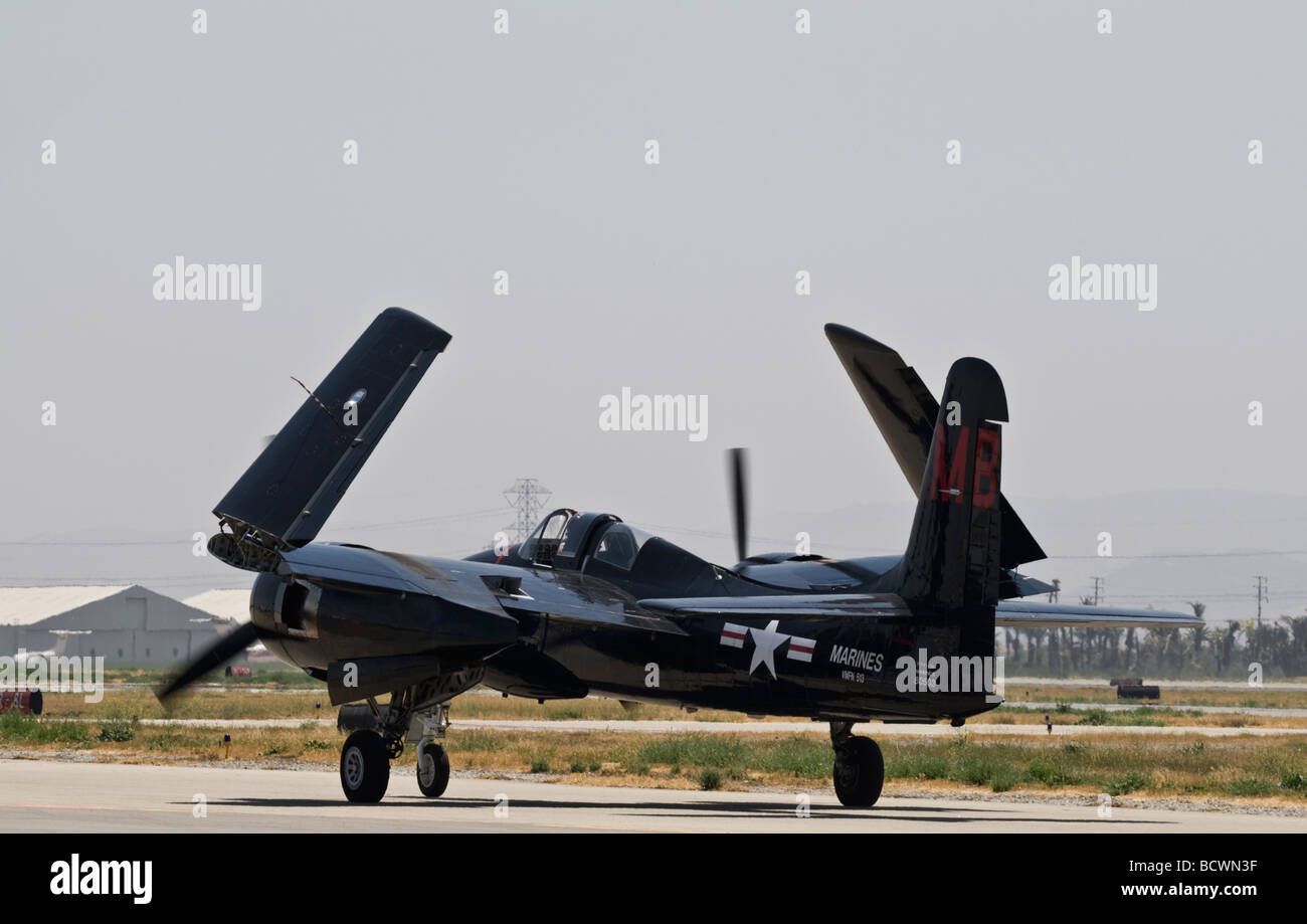 Un Grumman Tigercat Les taxis sur la piste avec ses ailes repliées. Banque D'Images
