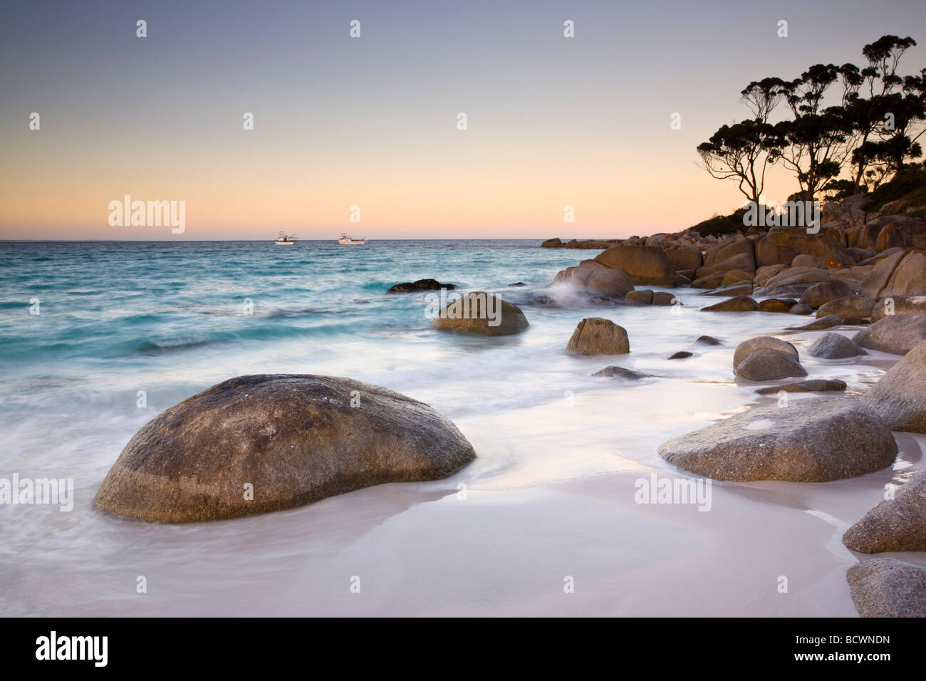 À la tombée de la plage de la baie Binalong Bay of Fires Tasmanie Australie Banque D'Images