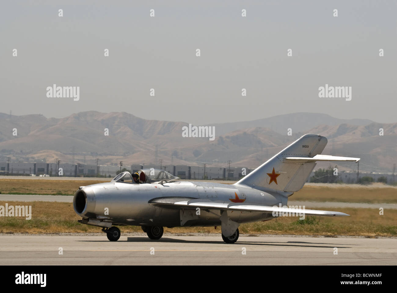 Un MiG-15 des taxis sur la piste après l'atterrissage à un meeting aérien. Banque D'Images