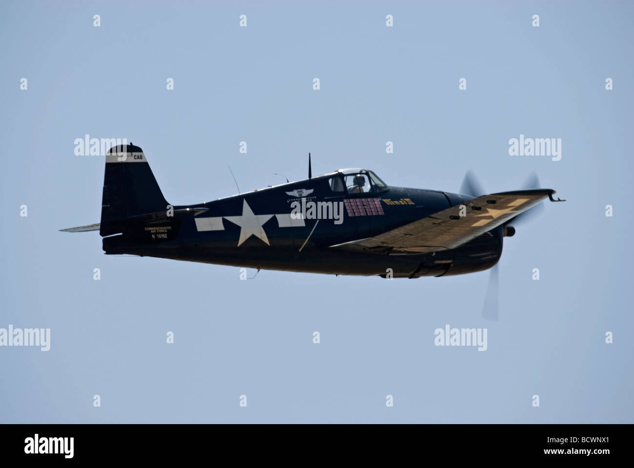 Un Grumman F6F Hellcat vole à un spectacle aérien. Banque D'Images