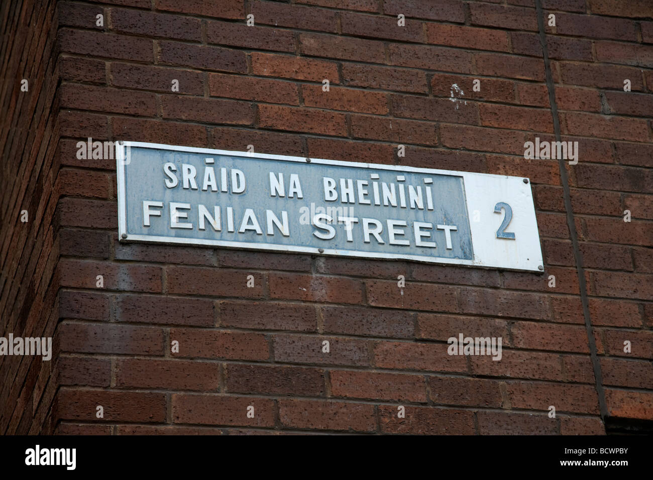 Ancienne plaque de rue bilingue en anglais et irlandais fenians pour Street Dublin 2 Irlande Banque D'Images