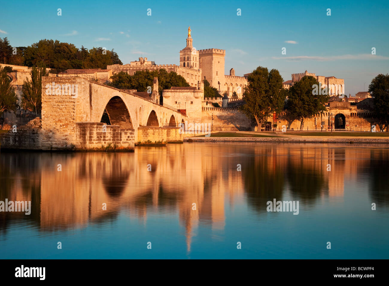 Pont St Bénézet sur le fleuve Rhône avec le Palais des Papes, Avignon Provence France Banque D'Images