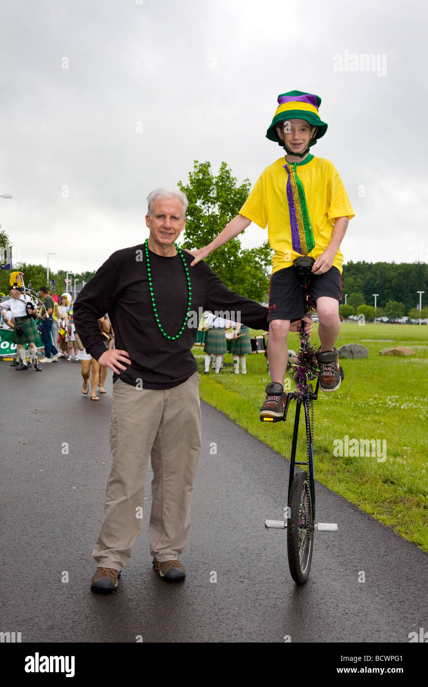 Père et fils à monocycle aka conduit annuel festival de bandes de canards Ohio Avon Banque D'Images