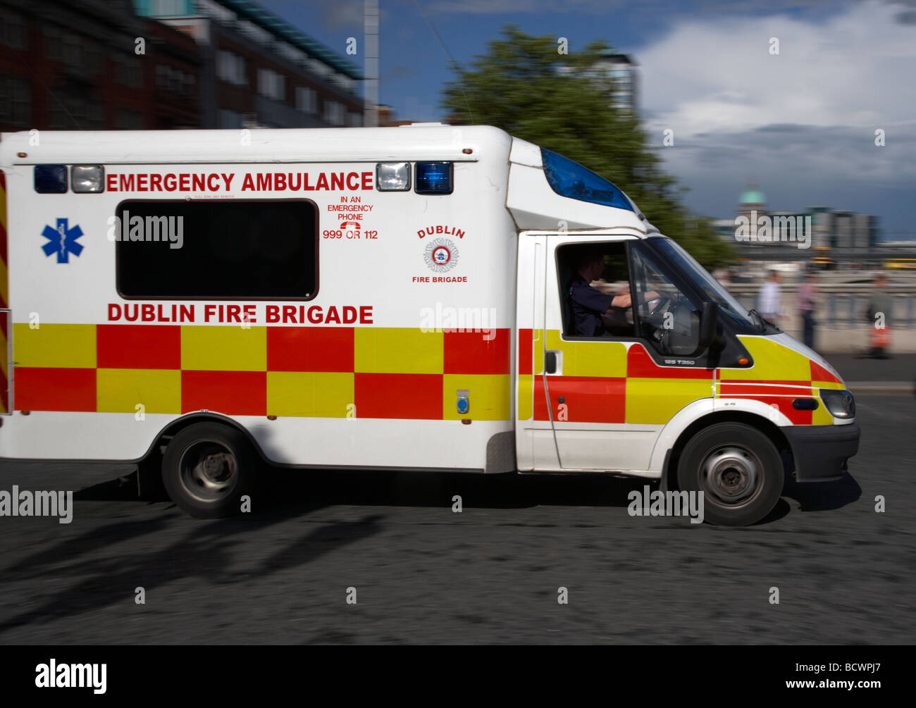 L'ambulance d'urgence de la brigade de pompiers de dublin se précipiter à travers le centre-ville de Dublin République d'Irlande Banque D'Images