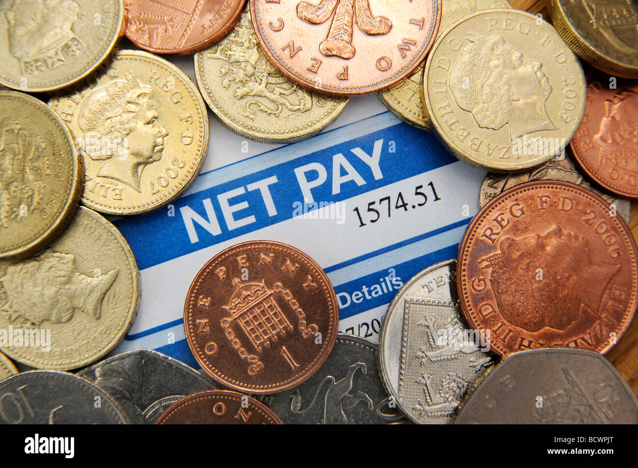 La fiche de salaire salaire net montrant avec british coins re salaire salaire net à la récession la crise du crédit mondiale revenus argent gel UK. Banque D'Images