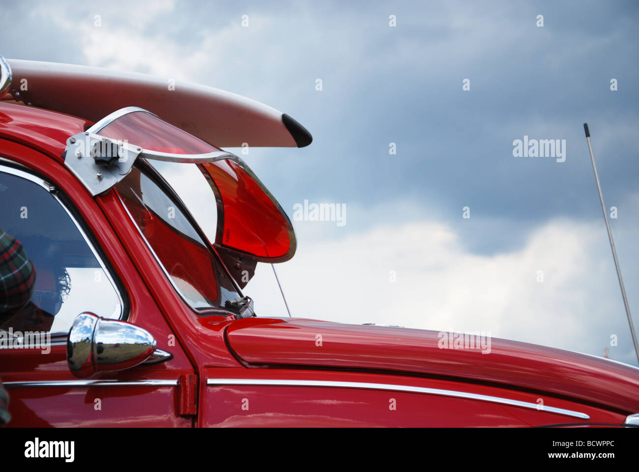 Détail de VW Beetle classique contre moody skies Banque D'Images