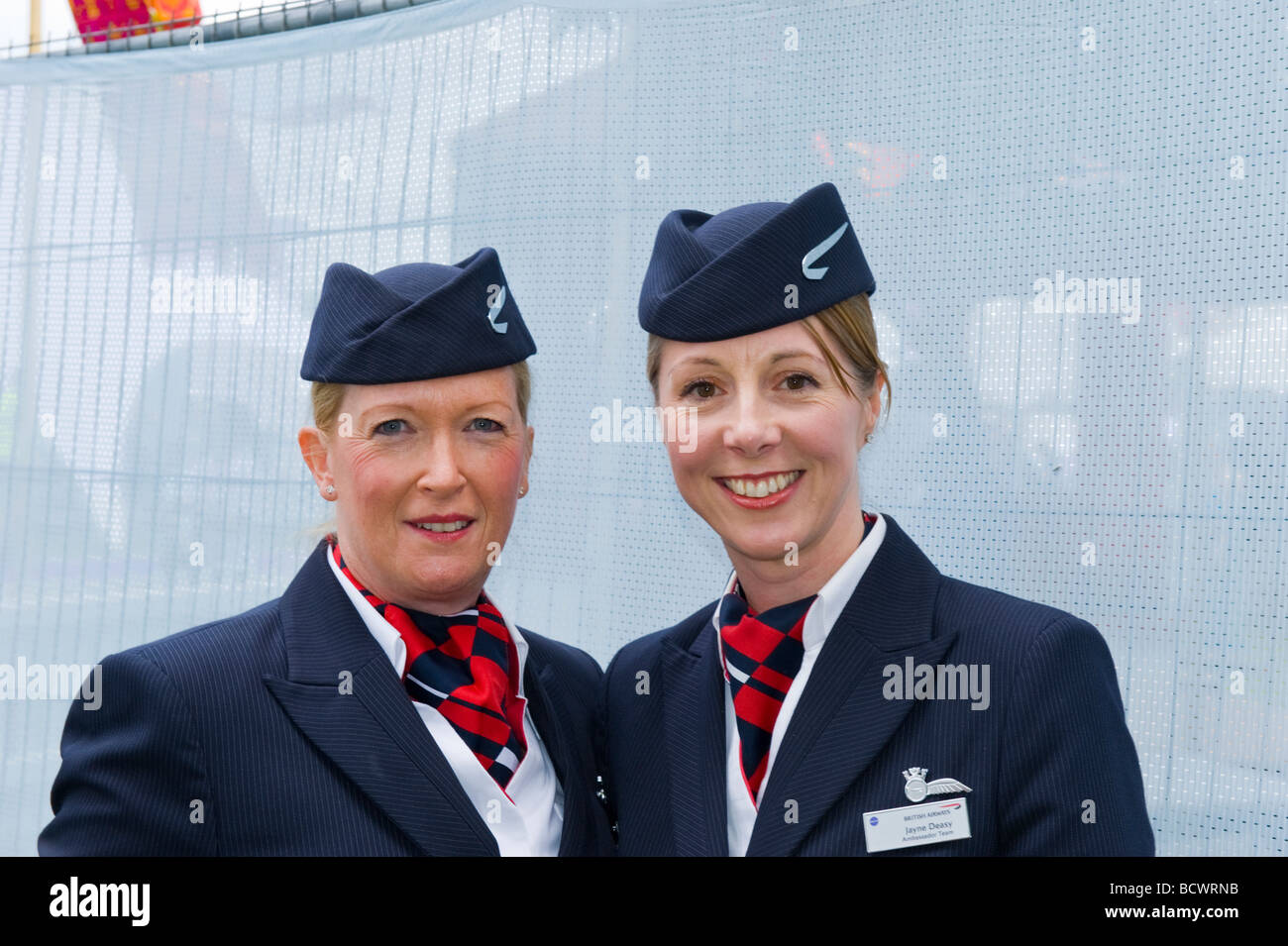 Goût de la London Food Fair parrainé par British Airways ou BA , deux jolies hôtesses de l'air souriant en uniforme d'équipage Banque D'Images