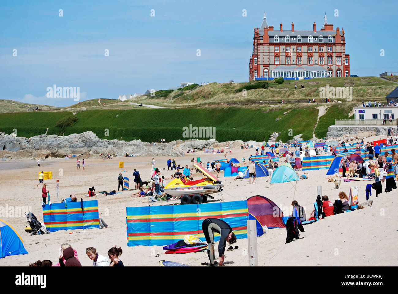 La plage de fistral, Cornwall, uk avec thw pointe hotel en arrière-plan Banque D'Images