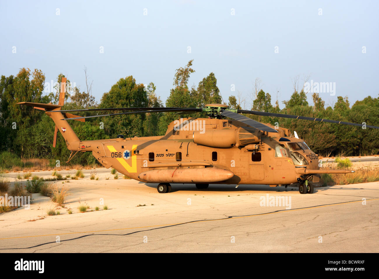 De l'air israélienne hélicoptère près d'un Sikorsky CH 53 sur le sol Banque D'Images