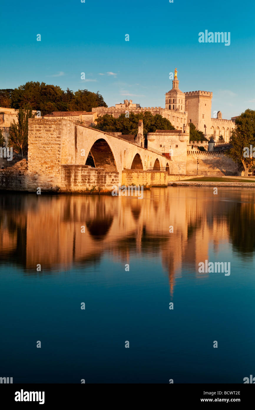 Pont St Bénézet sur le fleuve Rhône avec le Palais des Papes, Avignon Provence France Banque D'Images