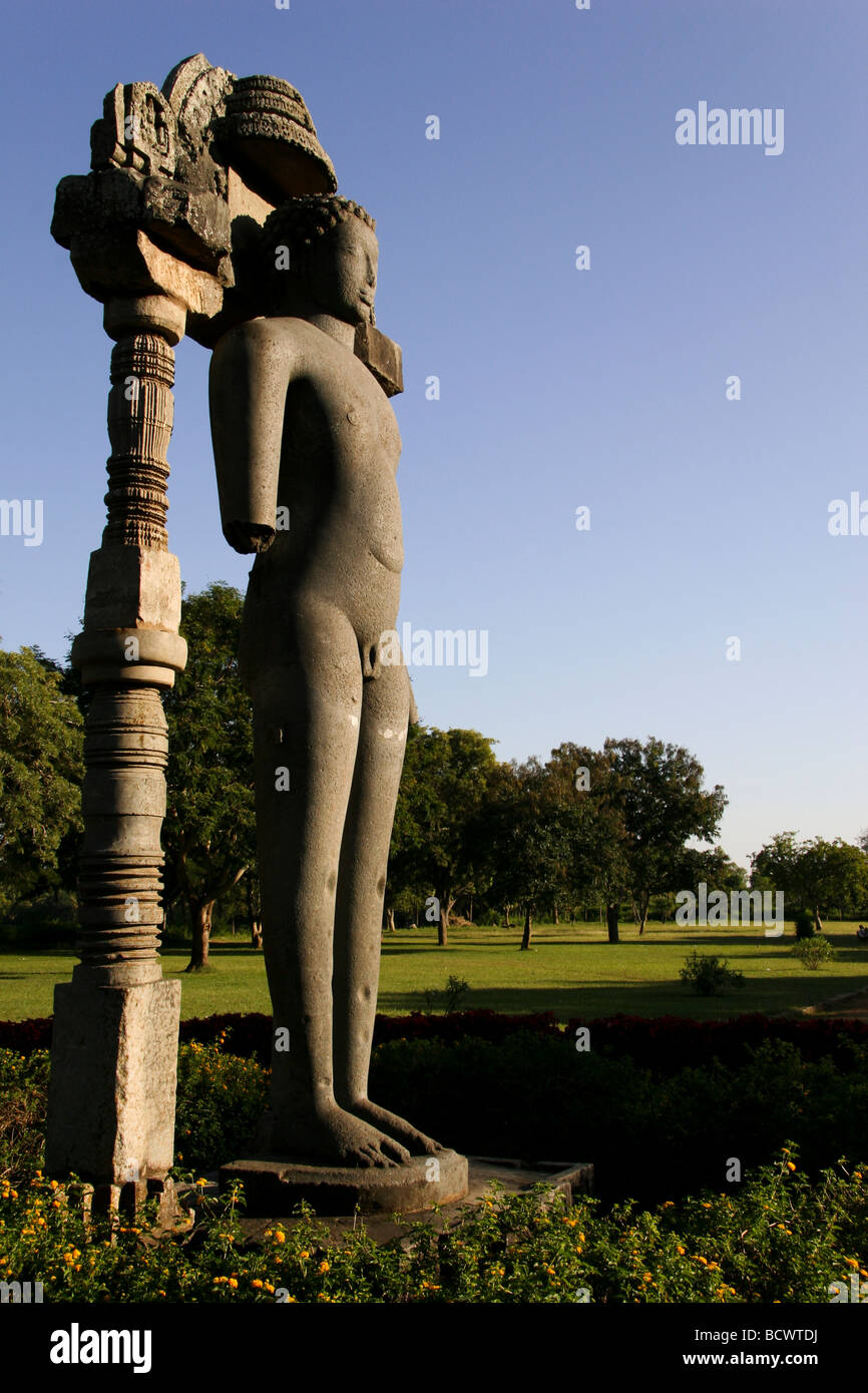 Un Jain (Jaina) statue Halebid à Karnataka, en Inde. Halebid fut la capitale de l'Empire Hoysala (12ème siècle). Banque D'Images