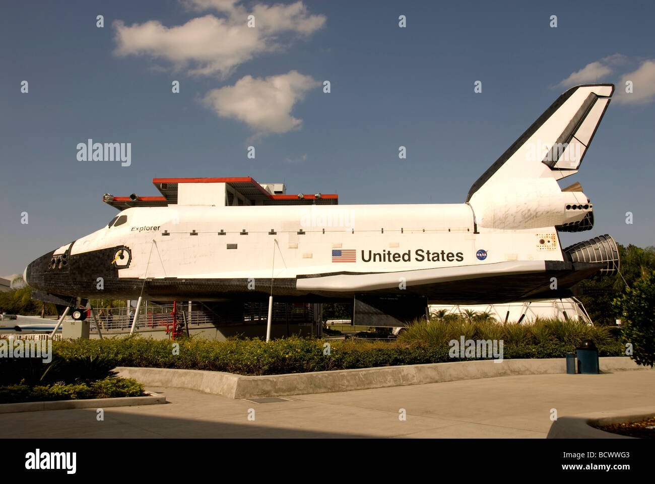 Navette spatiale sur l'écran les visiteurs du Centre spatial Kennedy, complexe Cap Canaveral, Floride Banque D'Images