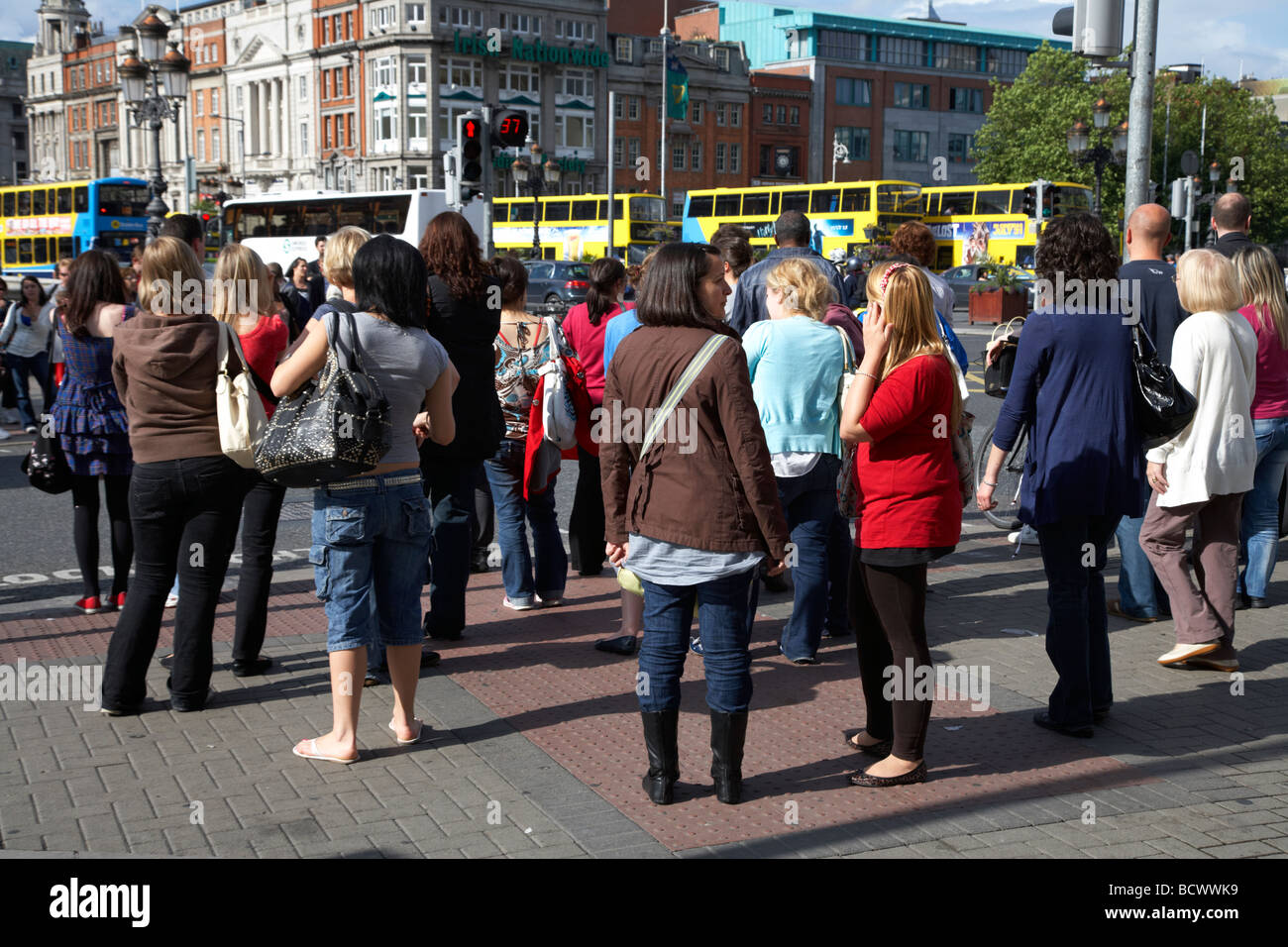 Les touristes et les habitants en attente d'un passage à niveau sur la rue animée de la jonction de oconnell bridge dans le centre-ville de Dublin République d'Irlande Banque D'Images