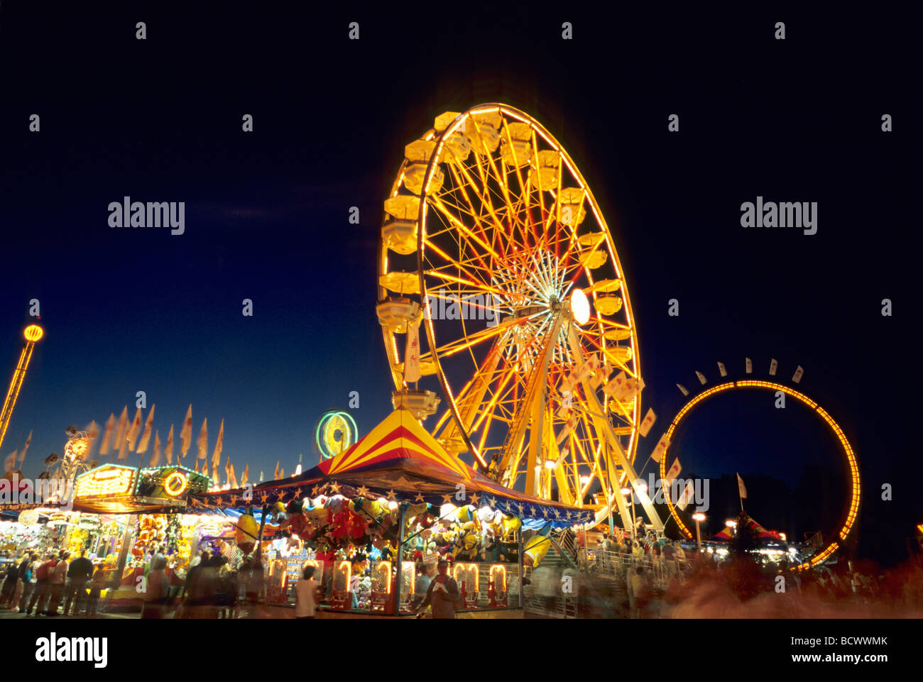 Des manèges À LA FOIRE DE L'ÉTAT DU MINNESOTA À ST.Paul, Minnesota comprend grande roue colorée. Soirée d'été. Banque D'Images