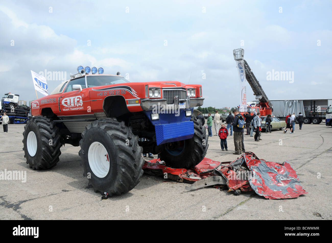 Monster Truck Cadillac garée sur voiture écrasée Photo Stock - Alamy