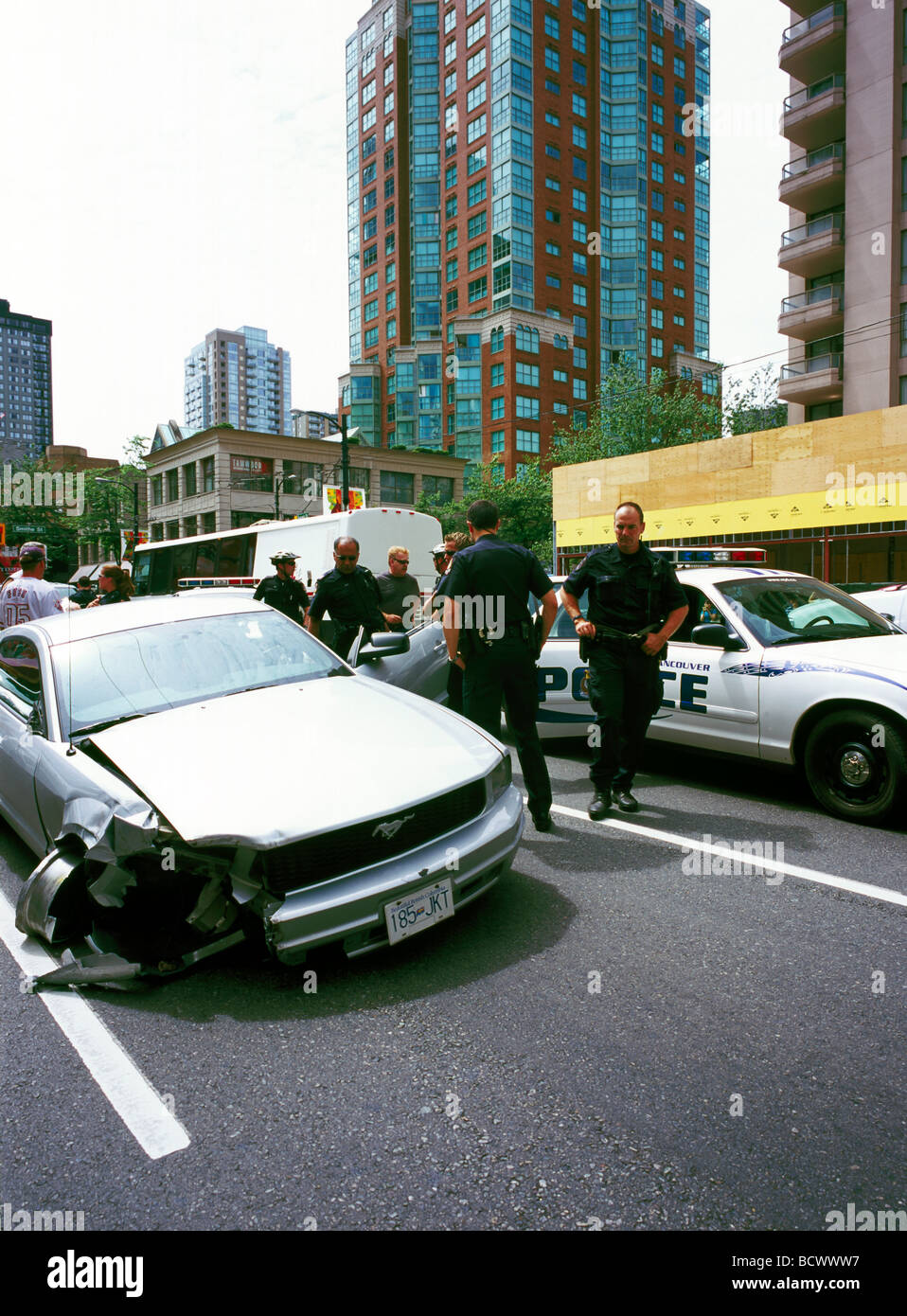 Enquête policière - enquête voiture endommagée sur la circulation routière de scène d'accident à Vancouver British Columbia Canada Banque D'Images