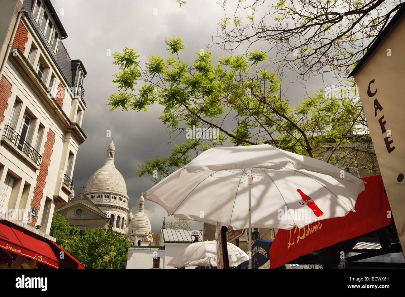 Place du Tertre Montmartre, avec vue sur le Sacré Coeur, Paris France Banque D'Images