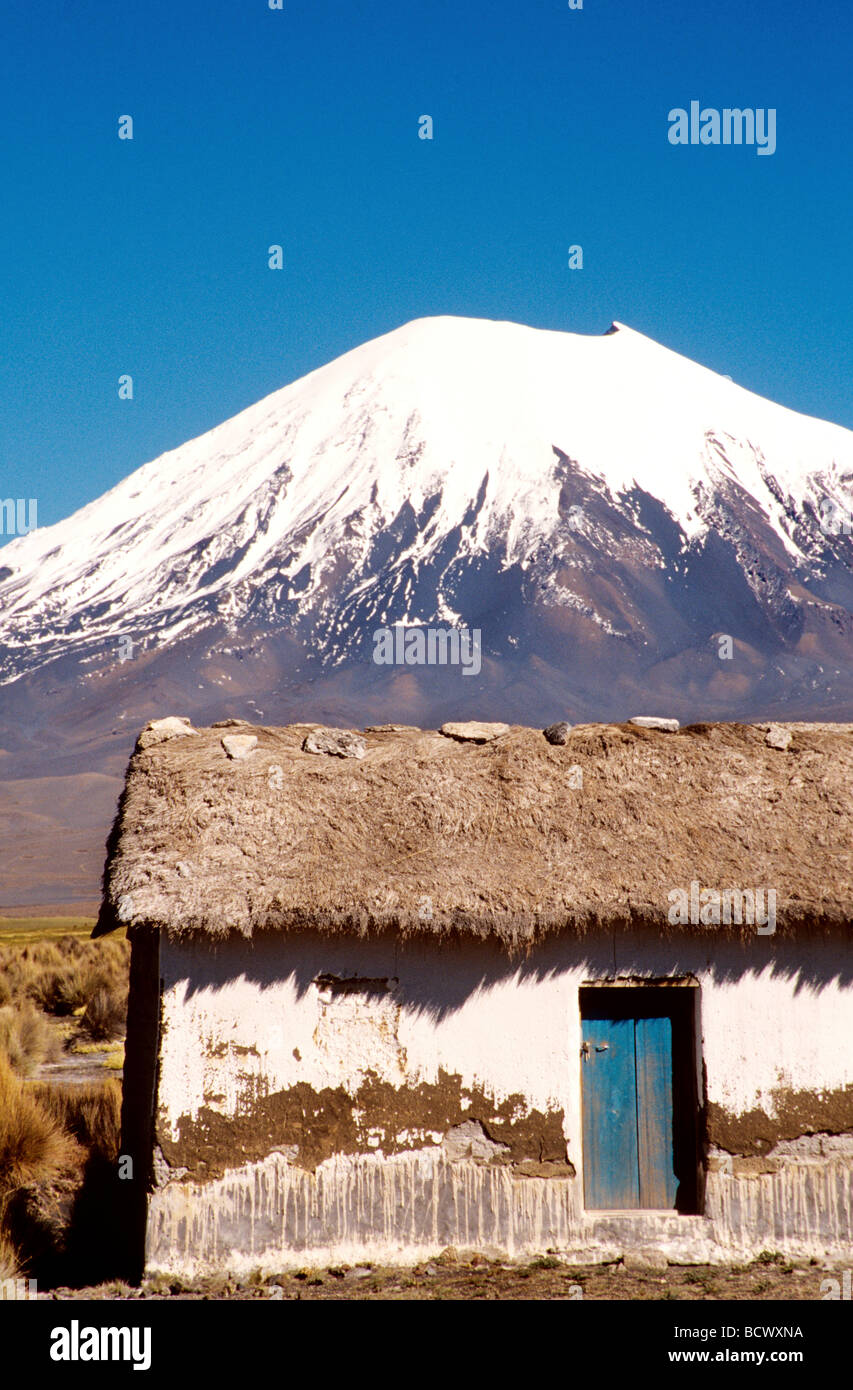 Maison avec l'ila Nevados de Payachata : Pomerape y Parinacota dans le fond. Le parc national de Sajama, Bolivie, Amérique du Sud Banque D'Images