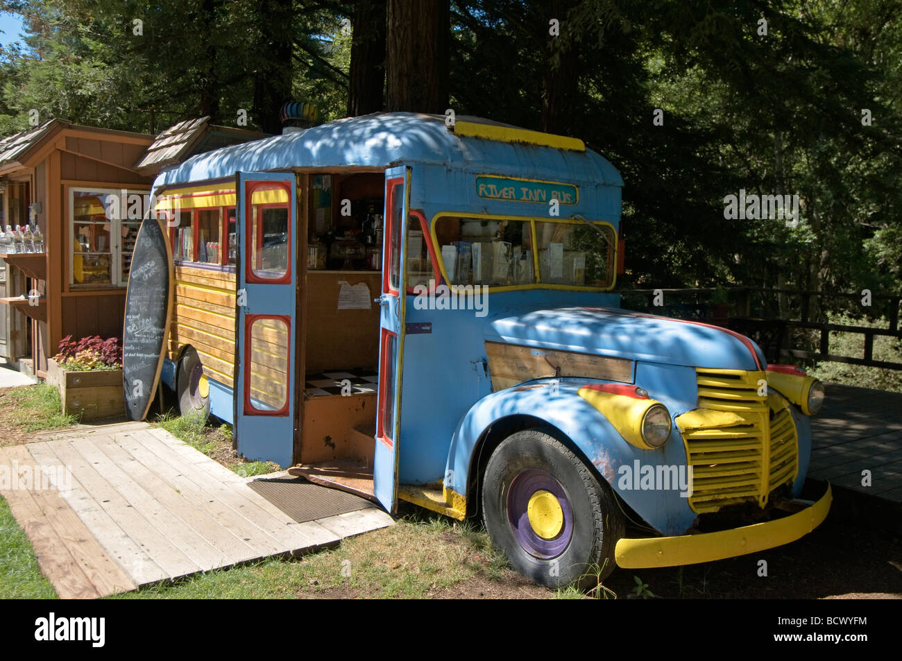 Bus antique converti en un café bar à la rivière Inn Big Sur Californie Banque D'Images