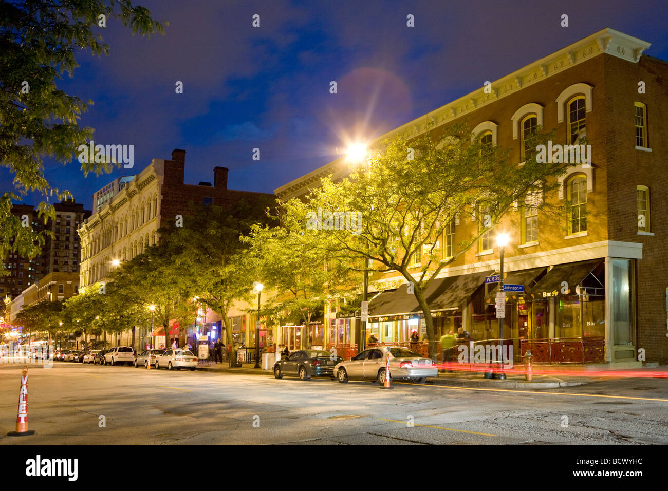 Quartier d'entrepôts à Cleveland (Ohio) est une destination de nuit Banque D'Images