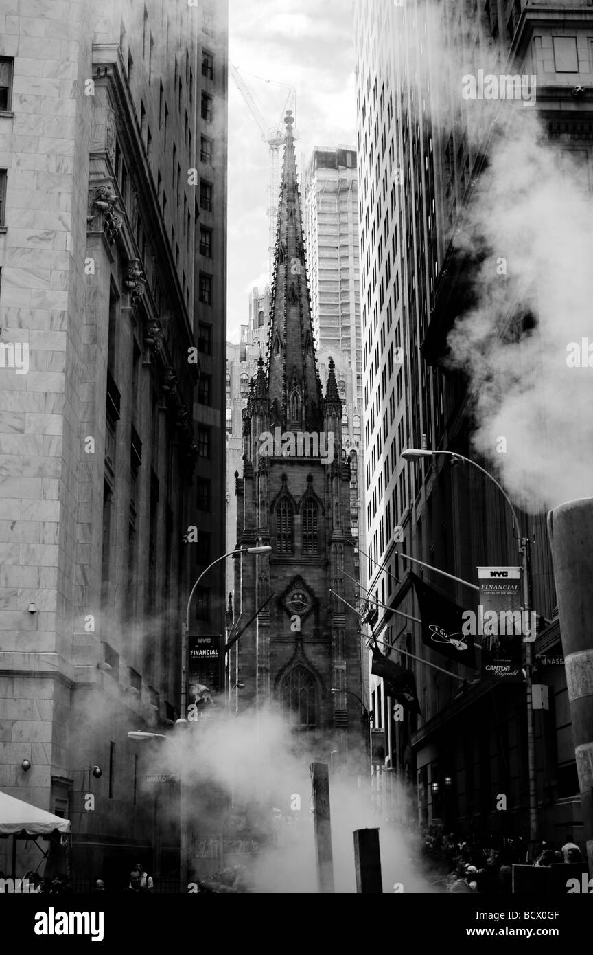 Vue de l'église Trinity, également connu sous le nom de Trinity Wall Street au 79 Broadway et Wall Street , New York City, centre-ville de Manhattan. Banque D'Images