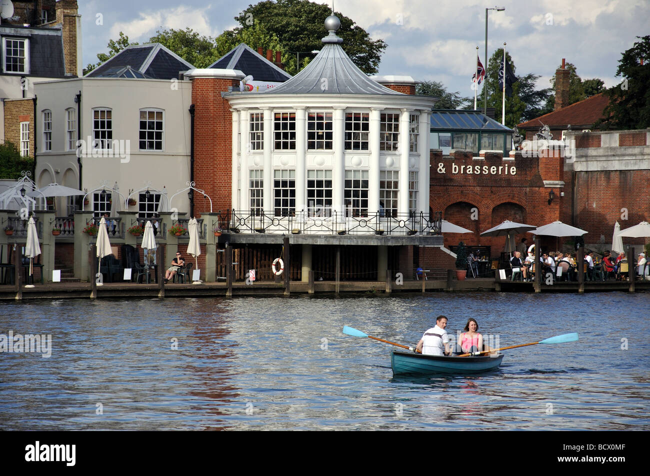 Riverside Bar & Brasserie, Tamise, Hampton, Grand Londres, Angleterre, Royaume-Uni Banque D'Images Riverside Bar & Brasserie, Tamise, Hampton, Grand Londres, Angleterre, Royaume-Uni Banque D'Images