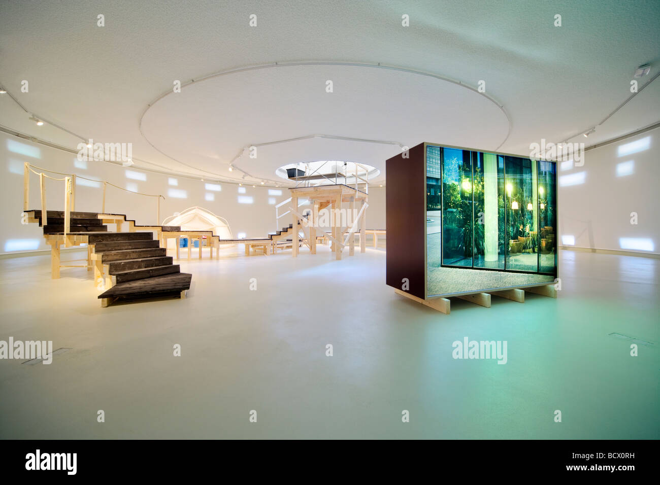 Exposition d'art, installation, galerie à Amsterdam 21 plate-forme avec une grande transparence dans une lightbox Cibachrome sur l'affichage. Banque D'Images