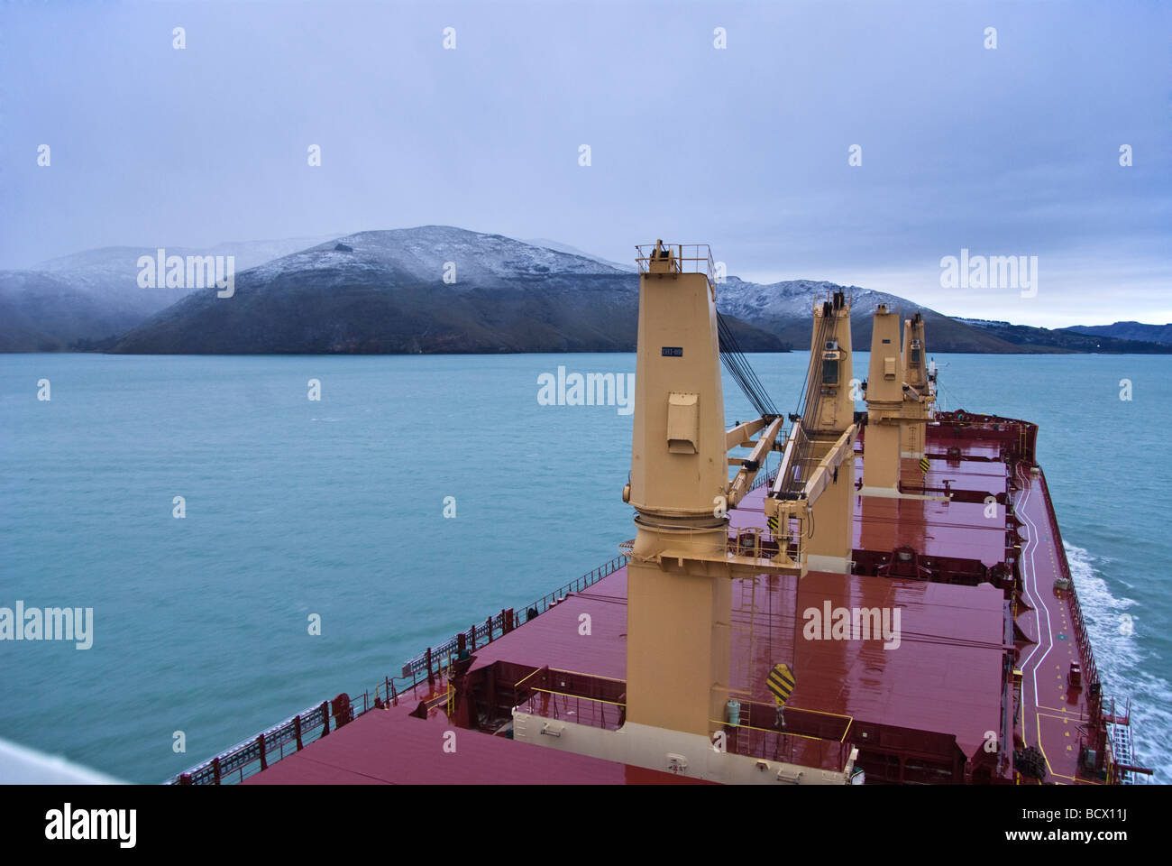 Vue depuis le pont du navire à l'approche de port. Banque D'Images