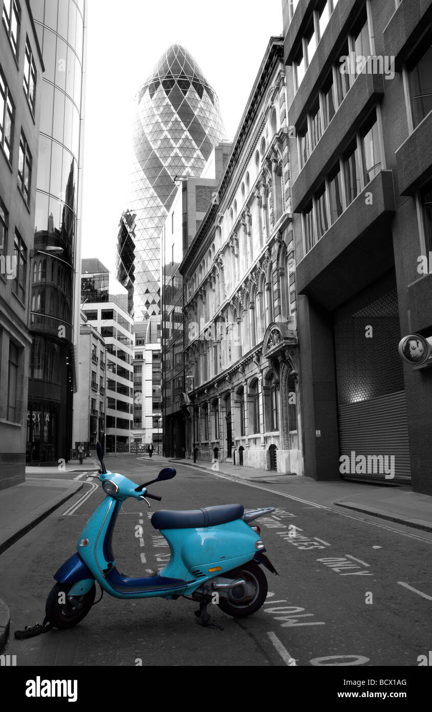 Londres - scooter et la tour Swiss Re Banque D'Images