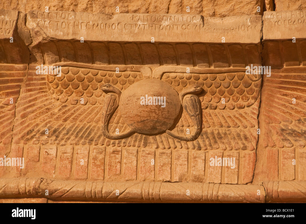 L'Egypte Kom Ombo temple symbolisme égyptien ancien disque solaire ailé et deux cobras Banque D'Images