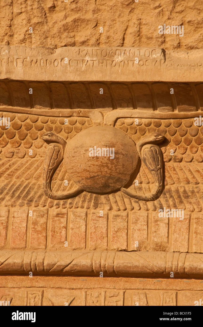 L'Egypte Kom Ombo temple disque solaire ailé symbole du dieu Horus avec Uraeus cobra verticale stylisée Banque D'Images