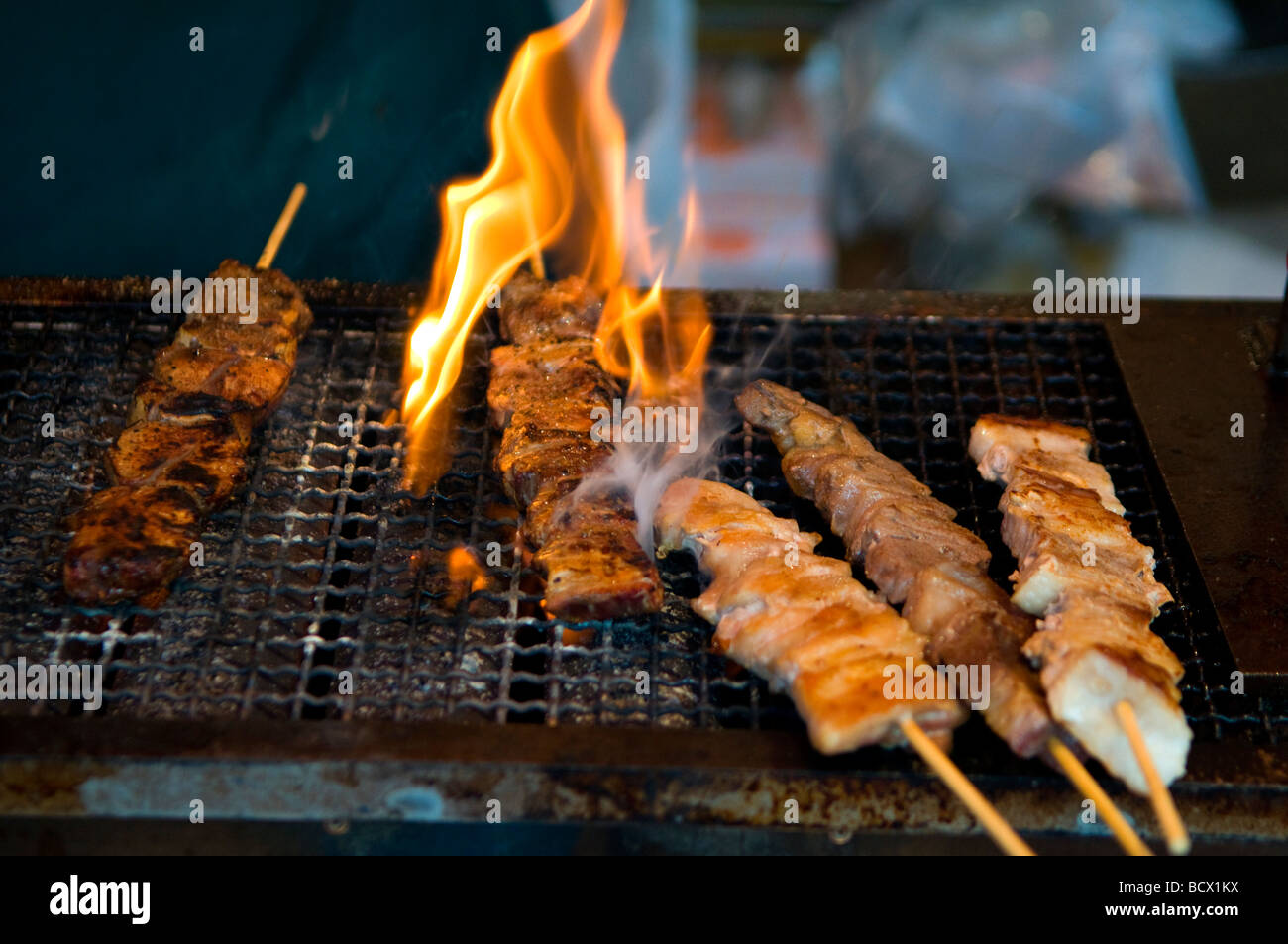 Brochettes de viande de poulet grillé yakitori par cuisson sur charbon de bois dans la rue Tokyo Japon Banque D'Images